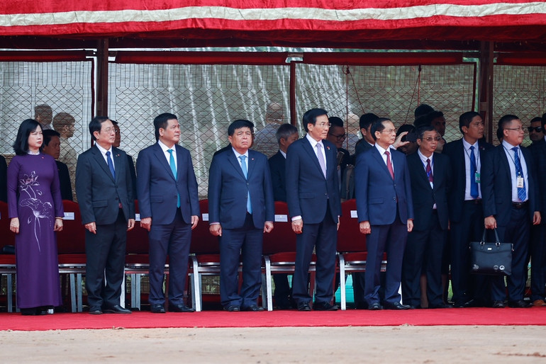 Lãnh đạo các bộ, ngành Việt Nam tại lễ đón.