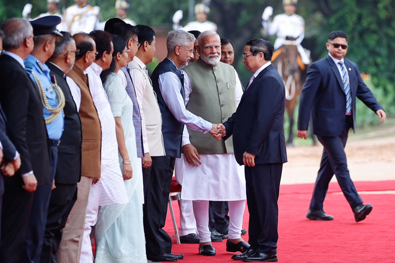 Thủ tướng Narendra Modi giới thiệu các quan chức Chính phủ Ấn Độ với Thủ tướng Phạm Minh Chính.