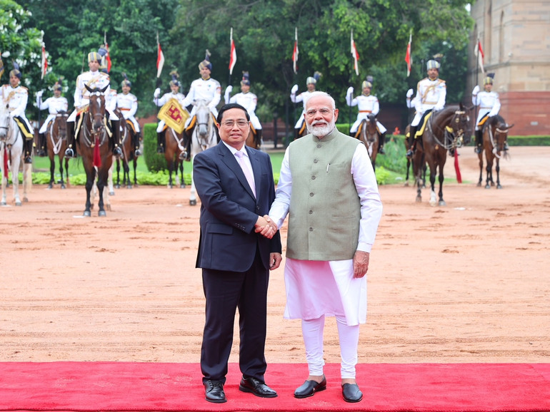 Thủ tướng Phạm Minh Chính bắt tay Thủ tướng Narendra Modi.