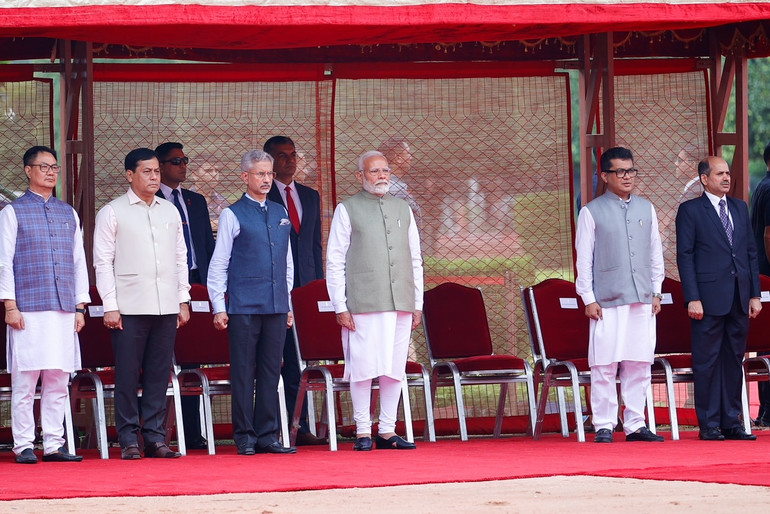 Thủ tướng Narendra Modi và các quan chức Chính phủ Ấn Độ tại lễ đón Thủ tướng Phạm Minh Chính.