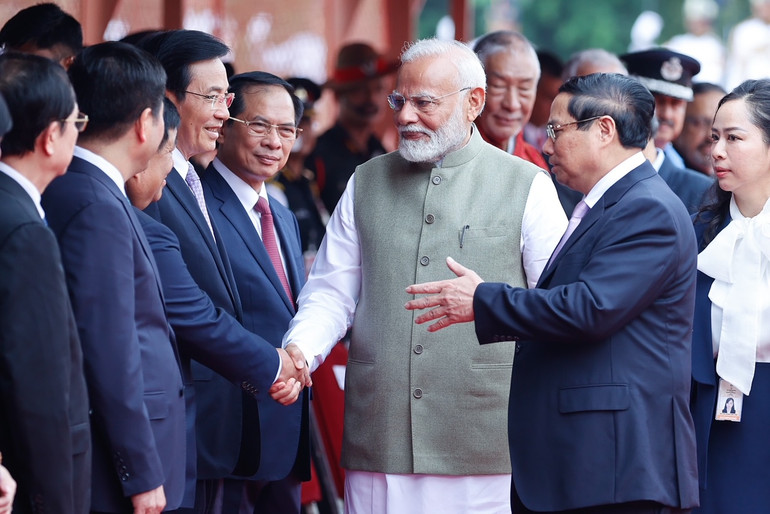 Thủ tướng Phạm Minh Chính giới thiệu lãnh đạo các bộ, ngành Việt Nam với Thủ tướng Narendra Modi.
