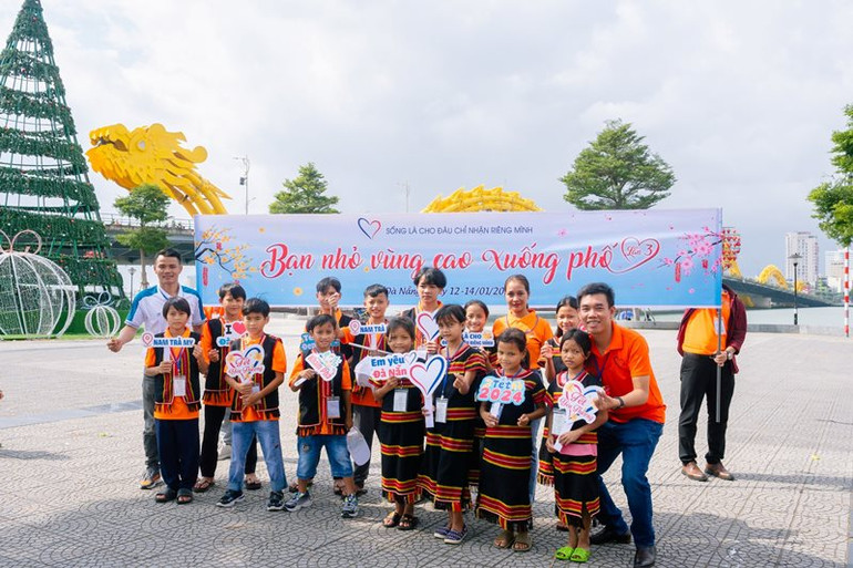 Anh Nguyễn Bình Nam (bìa phải) chụp ảnh cùng các em.