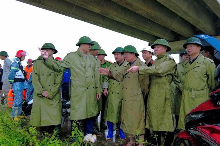 Chủ tịch Ủy ban nhân dân tỉnh Cao Tường Huy trực tiếp đến hiện trường chỉ đạo công tác ứng phó.