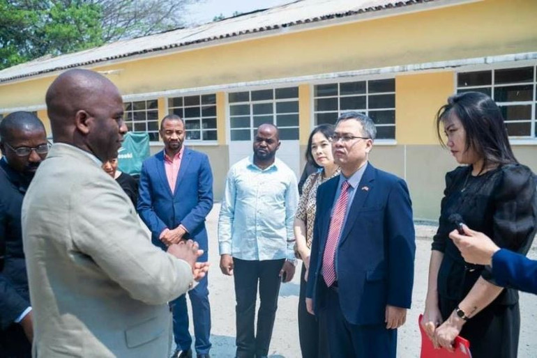 Đại sứ Dương Chính Chức và đoàn công tác thăm Trung tâm chăm sóc trẻ mồ côi, cơ nhỡ, nơi cộng đồng người Việt tại tỉnh duy trì hỗ trợ. (Nguồn ảnh: Đại sứ quán Việt Nam tại Angola) Đại sứ Dương Chính Chức và đoàn công tác thăm Trung tâm chăm sóc trẻ mồ côi, cơ nhỡ, nơi cộng đồng người Việt tại tỉnh duy trì hỗ trợ. (Nguồn ảnh: Đại sứ quán Việt Nam tại Angola)