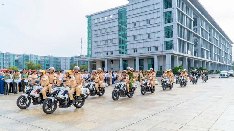 Ngay sau buổi lễ ra quân, hàng trăm cán bộ, chiến sĩ Phòng Cảnh sát giao thông cùng lực lượng cảnh sát giao thông các địa phương trong tỉnh đồng loạt tuần tra, lập nhiều điểm chốt để tăng cường kiểm tra, xử lý vi phạm. Ngay sau buổi lễ ra quân, hàng trăm cán bộ, chiến sĩ Phòng Cảnh sát giao thông cùng lực lượng cảnh sát giao thông các địa phương trong tỉnh đồng loạt tuần tra, lập nhiều điểm chốt để tăng cường kiểm tra, xử lý vi phạm.