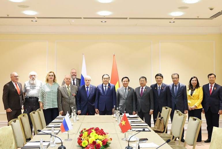 Chủ tịch Quốc hội Trần Thanh Mẫn và Chủ tịch Đảng “Nước Nga công bằng – những người Nga yêu nước – vì sự thật” với các đại biểu hai nước. (Ảnh: Thống Nhất – TTXVN)