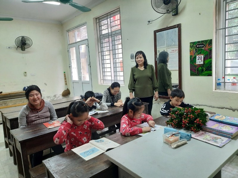 Cô giáo Phạm Thị Huyền giảng bài cho học sinh. Ảnh: Nhân vật cung cấp