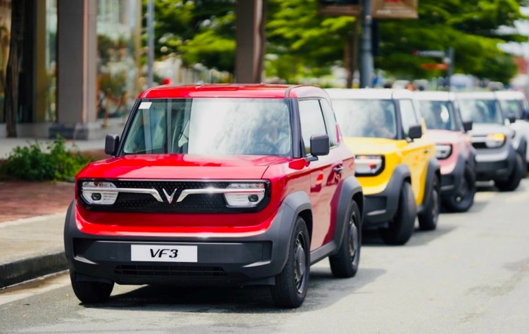 Không chỉ mạnh mẽ bên trong, VF 3 còn vô cùng bắt mắt với vẻ ngoài lên đến 9 màu sắc khác nhau để lựa chọn.