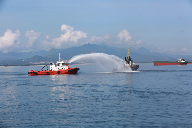 Một sà lan/tàu lạ được phát hiện cách khu vực cảng xuất sản phẩm khoảng 1km và xảy ra cháy. Tàu dịch vụ nhanh chóng tiếp cận và dập tắt đám cháy.