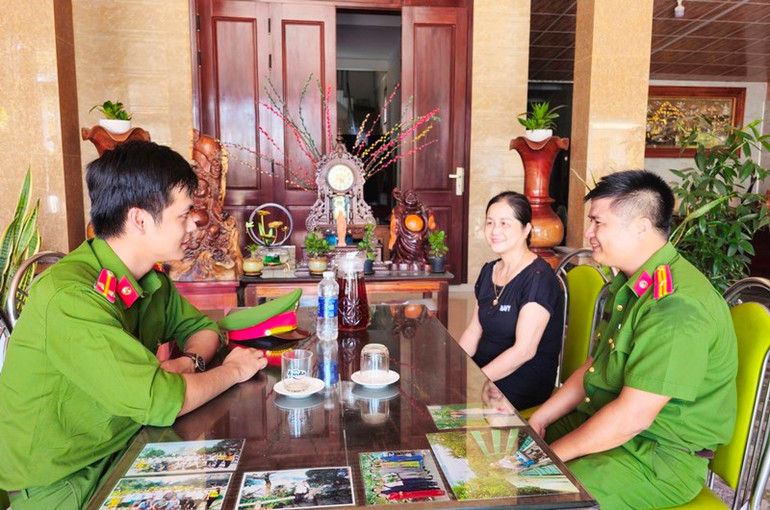 Công an xã chính quy xã Triệu Giang, huyện Triệu Phong trao đổi với hộ kinh doanh buôn bán trên địa bàn thực hiện mô hình tổ liên gia phòng cháy chữa cháy.