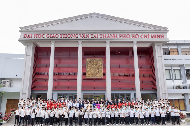 Đại biểu hai đơn vị và các sinh viên Trường đại học Giao thông vận tải Thành phố Hồ Chí Minh chụp hình lưu niệm. Đại biểu hai đơn vị và các sinh viên Trường đại học Giao thông vận tải Thành phố Hồ Chí Minh chụp hình lưu niệm.