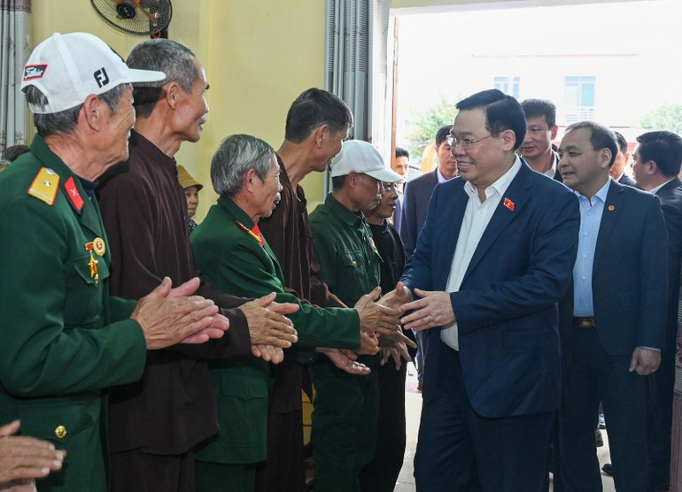 Chủ tịch Quốc hội Vương Đình Huệ với các gia đình chính sách, người có công tại chương trình. (Ảnh: DUY LINH)