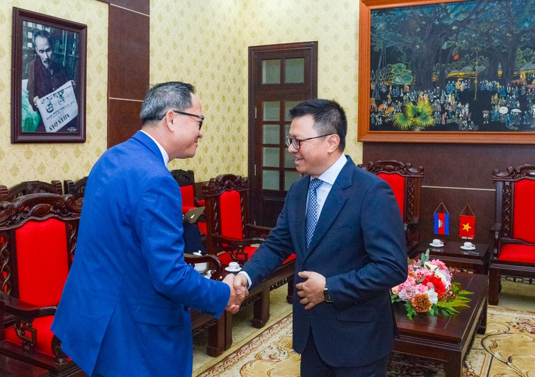 Tổng Biên tập Báo Nhân Dân Lê Quốc Minh đón ông Puy Kea, Chủ tịch Câu lạc bộ các nhà báo Campuchia tại Trụ sở Bộ Biên tập Báo Nhân Dân.