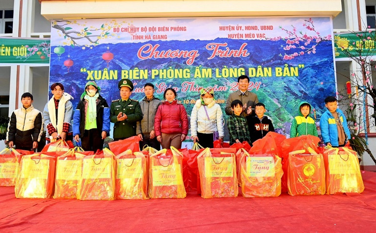 Lãnh đạo Bộ Chỉ huy Bộ đội Biên phòng tỉnh Hà Giang tặng quà Tết cho người dân xã Sơn Vĩ, huyện Mèo Vạc (Hà Giang) trong Chương trình “Xuân Biên phòng ấm lòng dân bản”. Ảnh: Khánh Toản Lãnh đạo Bộ Chỉ huy Bộ đội Biên phòng tỉnh Hà Giang tặng quà Tết cho người dân xã Sơn Vĩ, huyện Mèo Vạc (Hà Giang) trong Chương trình “Xuân Biên phòng ấm lòng dân bản”. Ảnh: Khánh Toản