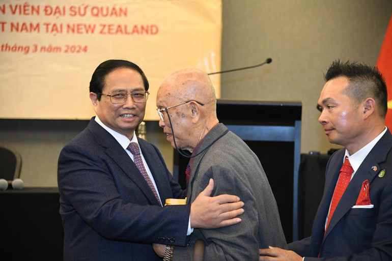 Thủ tướng Phạm Minh Chính tặng quà động viên đại diện bà con cộng đồng. Thủ tướng Phạm Minh Chính tặng quà động viên đại diện bà con cộng đồng.