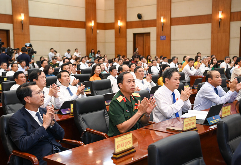 Các đại biểu Hội đồng nhân dân thành phố Hải Phòng dự kỳ họp.