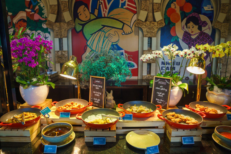 Buffet là một lựa chọn ẩm thực hấp dẫn trên đỉnh núi Bà Đen. (Ảnh: Sun World Ba Den Mountain)