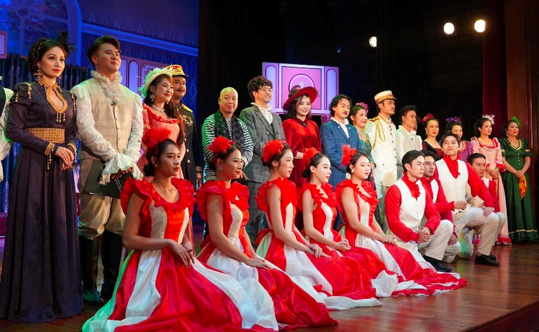 Đạo diễn-NSND Tuấn Hải (hàng đứng, thứ năm, từ trái qua) và các nghệ sĩ tham gia vở diễn. Đạo diễn-NSND Tuấn Hải (hàng đứng, thứ năm, từ trái qua) và các nghệ sĩ tham gia vở diễn.