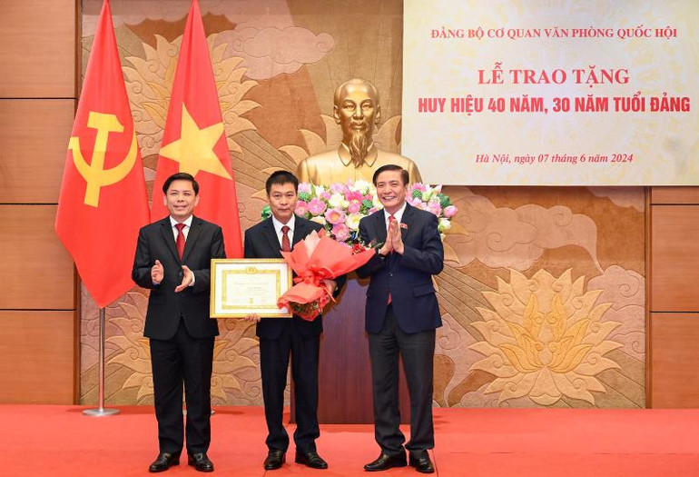 Bí thư Đảng ủy Khối các cơ quan Trung ương Nguyễn Văn Thể và Tổng Thư ký, Chủ nhiệm Văn phòng Quốc hội Bùi Văn Cường trao tặng Huy hiệu 30 năm tuổi Đảng cho đồng chí Đặng Vũ Hải. (Ảnh Duy Linh) Bí thư Đảng ủy Khối các cơ quan Trung ương Nguyễn Văn Thể và Tổng Thư ký, Chủ nhiệm Văn phòng Quốc hội Bùi Văn Cường trao tặng Huy hiệu 30 năm tuổi Đảng cho đồng chí Đặng Vũ Hải. (Ảnh Duy Linh)