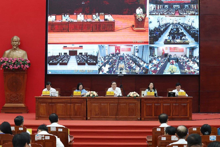 Quang cảnh Hội nghị tiếp xúc cử tri sáng nay với nhiều nội dung quan trọng được cử tri và nhân dân rất quan tâm.