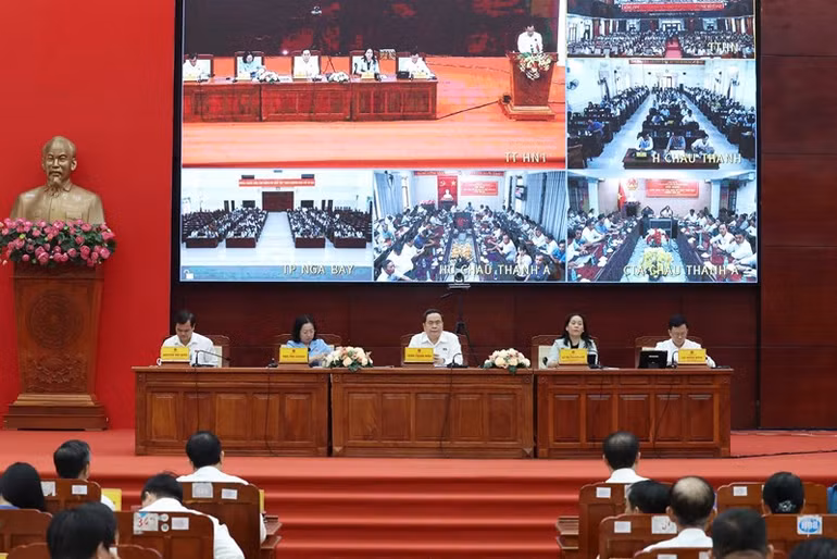 Quang cảnh Hội nghị tiếp xúc cử tri sáng nay với nhiều nội dung quan trọng được cử tri và nhân dân rất quan tâm.