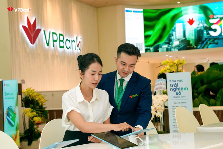Khách hàng trải nghiệm giao dịch “Paperless” tại VPBank Flagship.