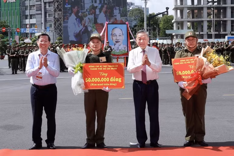 Chủ tịch nước Tô Lâm tặng quà động viên Lực lượng tham gia bảo vệ an ninh trật tự ở cơ sở của Thành phố Hồ Chí Minh. Ảnh: Nhan Sáng-TTXVN