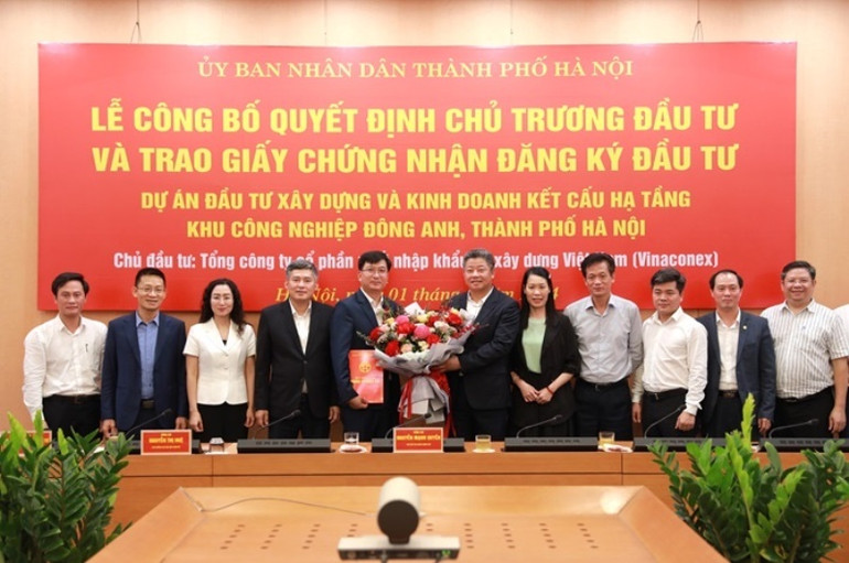 Lãnh đạo thành phố Hà Nội công bố Quyết định chủ trương đầu tư và trao giấy chứng nhận đăng ký đầu tư Dự án đầu tư xây dựng và kinh doanh kết cấu hạ tầng khu công nghiệp Đông Anh cho chủ đầu tư. Ảnh: Phạm Linh