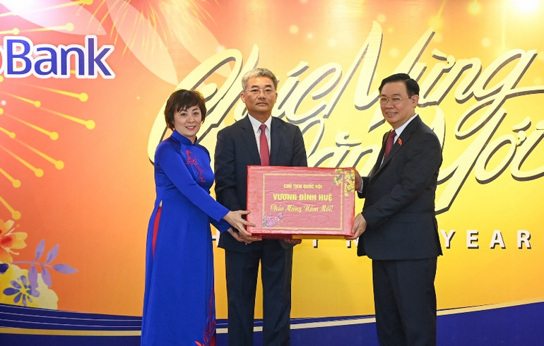 Chủ tịch Quốc hội Vương Đình Huệ tặng quà cho Ngân hàng Hợp tác xã Việt Nam. (Ảnh: DUY LINH)