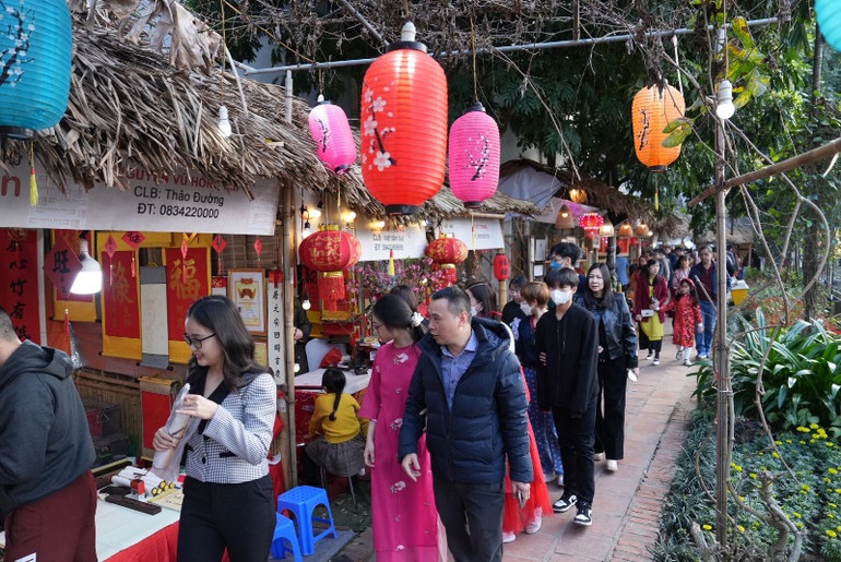 Hồ Văn thuộc di tích Văn Miếu-Quốc Tử Giám (Hà Nội) tấp nập khách tham quan, xin chữ trong những ngày đầu xuân mới Giáp Thìn. Ảnh: Chí Dũng.