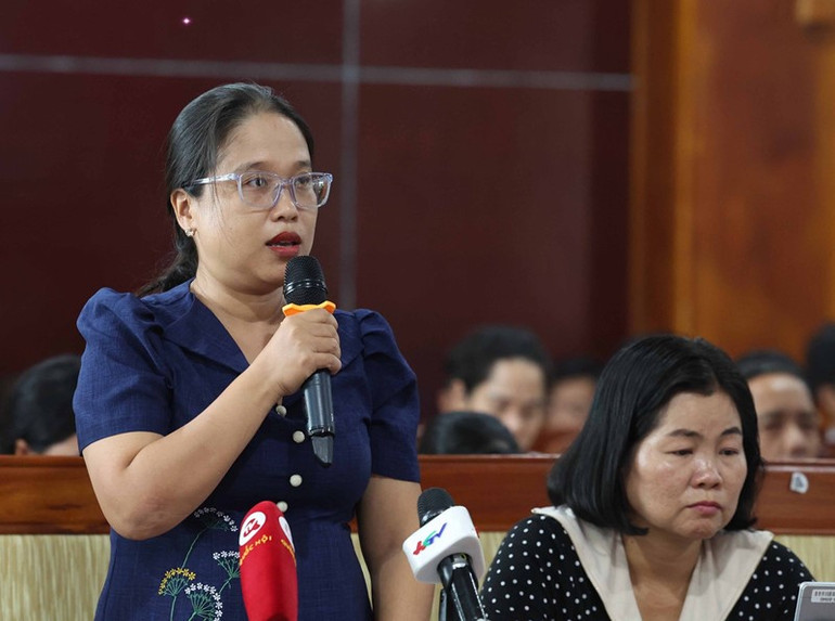 Các cử tri phát biểu tại cuộc tiếp xúc cử tri sáng nay.