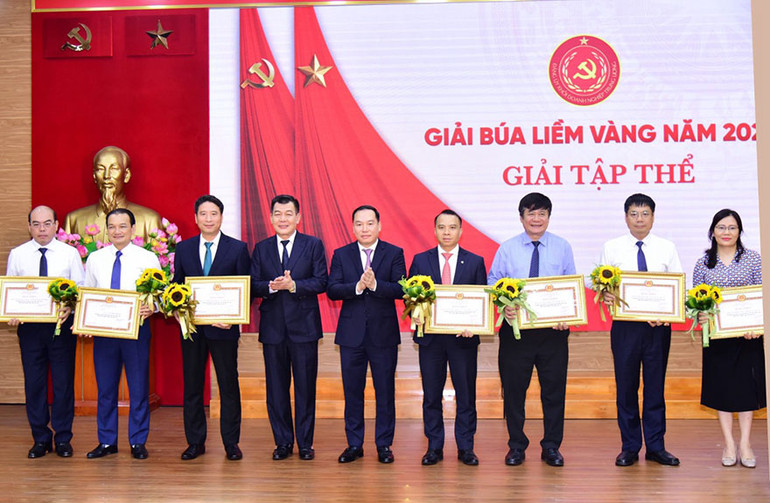 Đại diện Đảng bộ Agribank, đồng chí Trần Văn Thịnh - Phó Bí thư Thường trực Đảng ủy nhận Bằng khen đối với Đảng ủy trực thuộc có thành tích xuất sắc tiêu biểu.