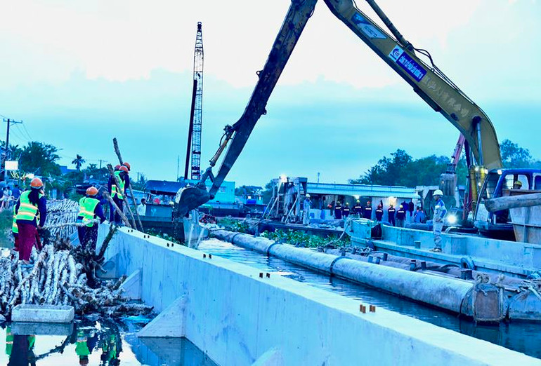 Thi công dự án kè chống sạt lở khẩn cấp sông Trà Nóc.