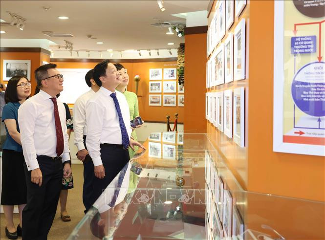 Phó Thủ tướng Trần Hồng Hà và các đại biểu tham quan Phòng truyền thống của Thông tấn xã Việt Nam. Ảnh: Phương Hoa/TTXVN