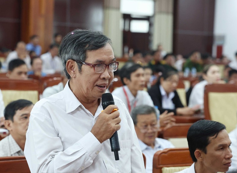 Các cử tri phát biểu tại cuộc tiếp xúc cử tri sáng nay.