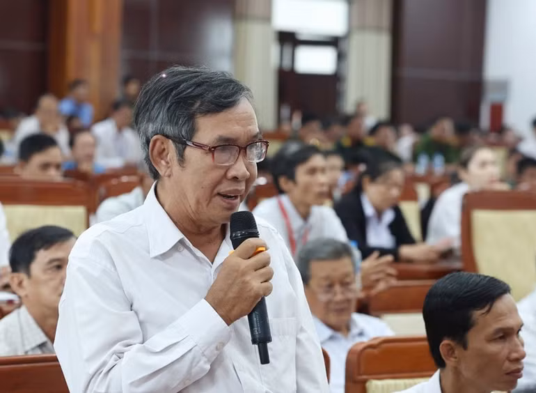 Các cử tri phát biểu tại cuộc tiếp xúc cử tri sáng nay.