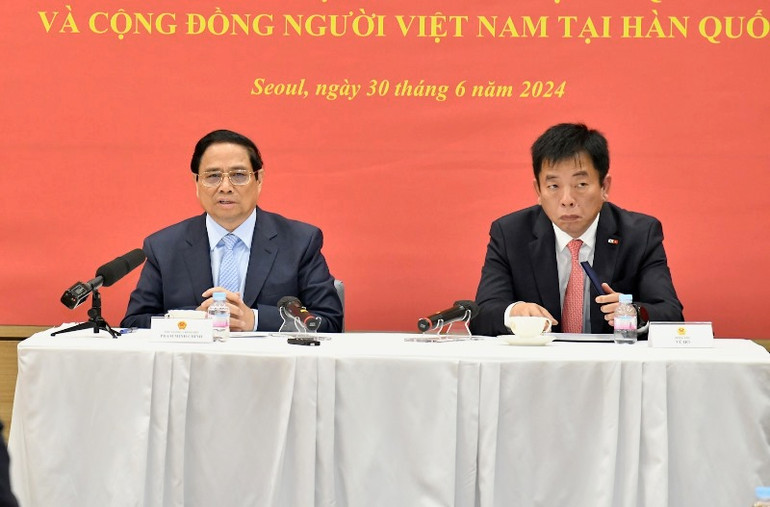 Thủ tướng Phạm Minh Chính phát biểu ý kiến tại buổi gặp gỡ với cán bộ, nhân viên Đại sứ quán, bà con cộng đồng.