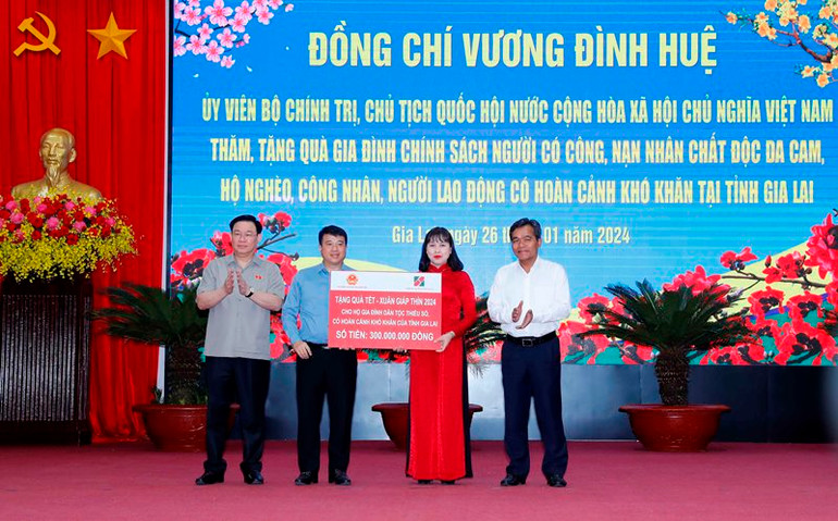 Chủ tịch Quốc hội chứng kiến Chủ tịch Hội đồng Dân tộc của Quốc hội trao bảng tượng trưng 300 triệu đồng từ nguồn vận động tài trợ từ Ngân hàng Nông nghiệp và Phát triển nông thôn Việt Nam tặng tỉnh Gia Lai.