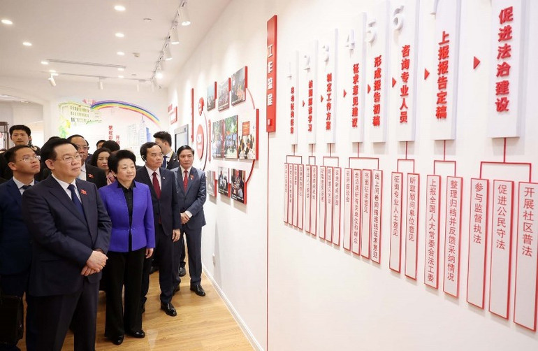 Chủ tịch Quốc hội Vương Đình Huệ thăm Trung tâm Lập pháp Hồng Kiều. (Ảnh: Nhan Sáng-TTXVN)