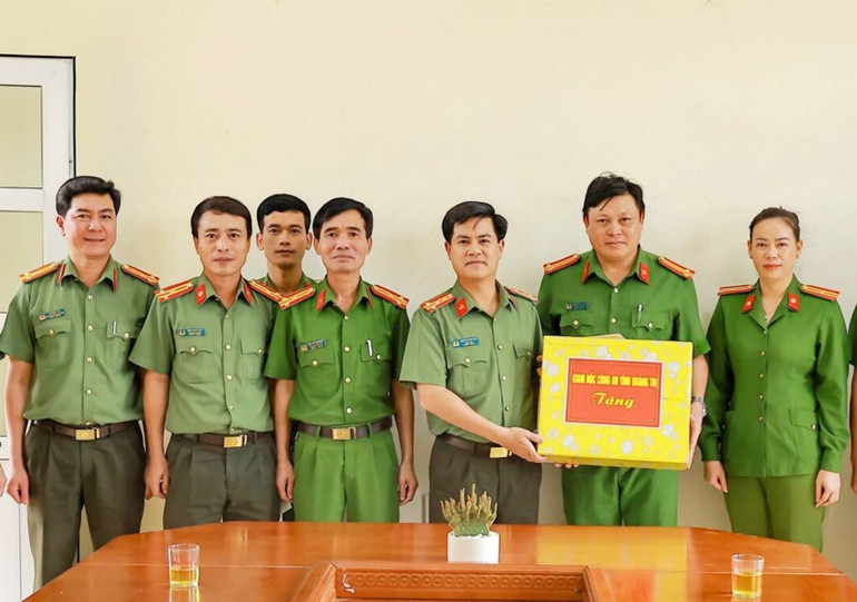Đại tá Nguyễn Đức Hải, Giám đốc Công an tỉnh Quảng Trị (thứ 3 bên phải qua) thăm, tặng quà Công an chính quy xã Thanh, huyện miền núi Hướng Hóa.