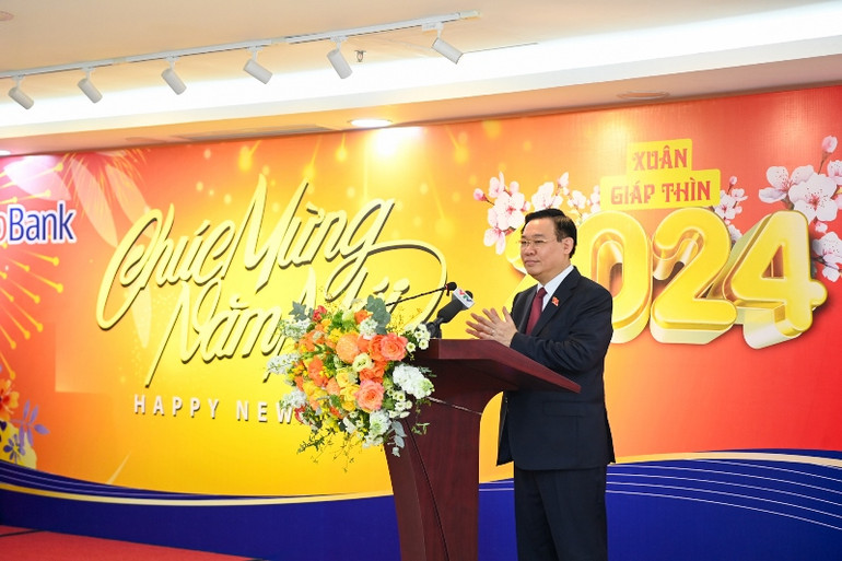 Chủ tịch Quốc hội Vương Đình Huệ phát biểu chúc Tết Ngân hàng Hợp tác xã Việt Nam. (Ảnh: DUY LINH)