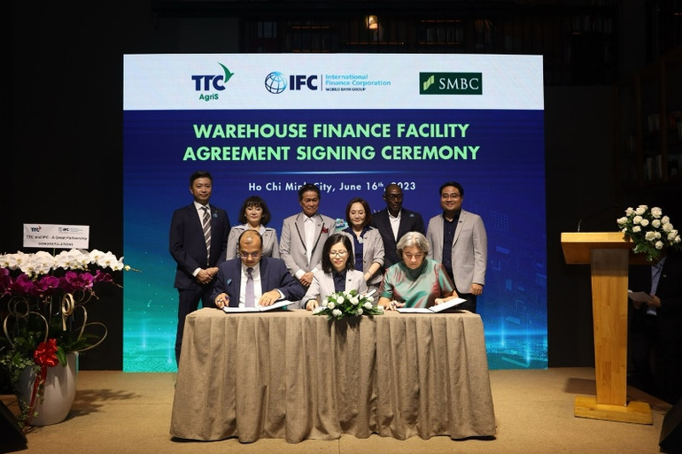 Bà Ức My (đứng thứ 3 từ phải sang) và ban lãnh đạo TTC AgriS cùng Công ty Tài chính quốc tế (IFC) và Ngân hàng Sumitomo Mitsui Banking Corporation (SMBC) tại lễ ký kết thỏa thuận tài trợ vốn thương mại, tháng 6/2023.