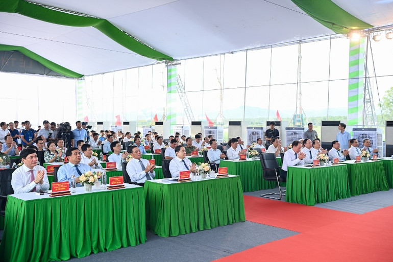 Chủ tịch Quốc hội Trần Thanh Mẫn cùng các đại biểu và lãnh đạo hai tỉnh Quảng Ninh, Hải Phòng dự lễ thông xe cầu Bến Rừng. (Ảnh Duy Linh)