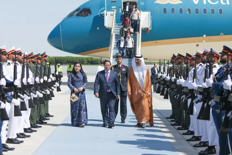 Trong chương trình thăm chính thức UAE, hôm nay ngày 28/10 Thủ tướng Phạm Minh Chính đã cùng lãnh đạo cấp cao UAE sẽ chứng kiến lễ ký kết Hiệp định Đối tác kinh tế toàn diện Việt Nam-UAE (CEPA) giữa Việt Nam và UAE. Trong ảnh là Thủ tướng Phạm Minh Chính cùng Phu nhân và đoàn đại biểu cấp cao Việt Nam đã tới Thủ đô Abu Dhabi, bắt đầu chuyến thăm chính thức UAE. Ảnh: Nhật Bắc