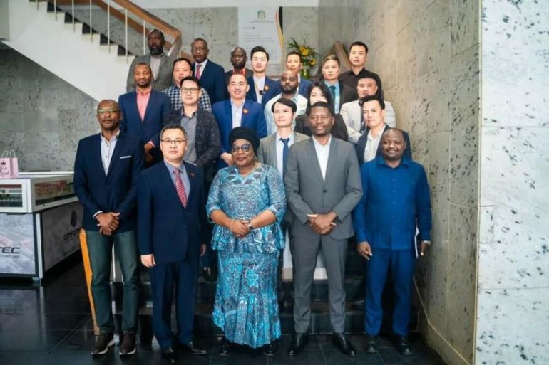 Tại cuộc gặp đoàn công tác của Đại sứ quán Việt Nam tại Angola, lãnh đạo tỉnh Huambo đánh giá cao và cảm ơn những đóng góp quý báu của cộng đồng người Việt vào sự phát triển kinh tế-xã hội của tỉnh. (Nguồn ảnh: Đại sứ quán Việt Nam tại Angola) Tại cuộc gặp đoàn công tác của Đại sứ quán Việt Nam tại Angola, lãnh đạo tỉnh Huambo đánh giá cao và cảm ơn những đóng góp quý báu của cộng đồng người Việt vào sự phát triển kinh tế-xã hội của tỉnh. (Nguồn ảnh: Đại sứ quán Việt Nam tại Angola)