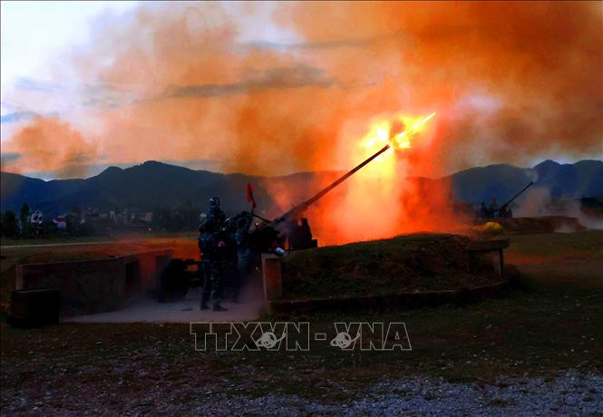 Pháo phòng không 57mm nổ súng tiêu diệt mục tiêu.