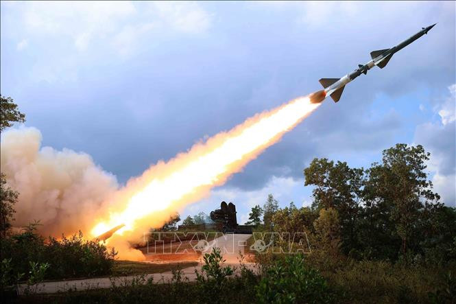 Tên lửa S-75M3 của Sư đoàn Phòng không 363 rời bệ phóng.