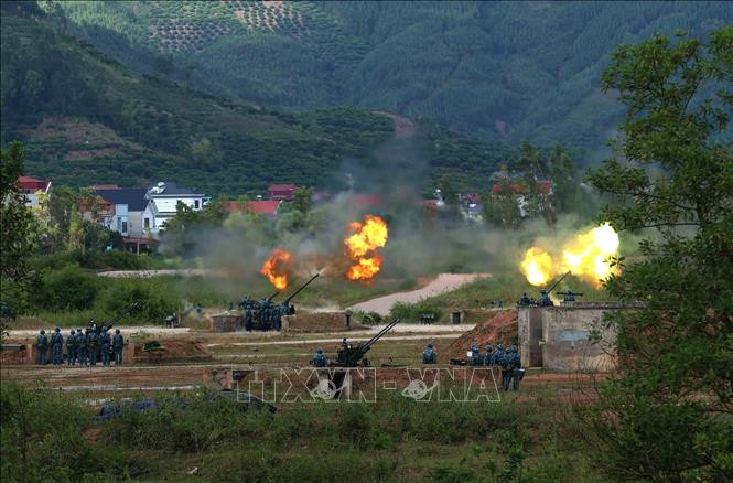 Lực lượng pháo phòng không khai hỏa tiêu diệt mục tiêu.