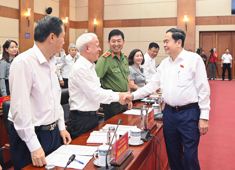 Chủ tịch Quốc hội Trần Thanh Mẫn với các đồng chí lãnh đạo thành phố Hải Phòng.