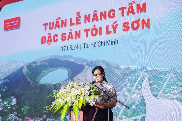 Bà Phạm Thị Hương, Chủ tịch UBND huyện đảo Lý Sơn, đánh giá cao sự hợp tác và quan tâm của Masan Consumer đối với đời sống nhân dân và đặc sản địa phương.